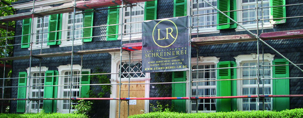 Altes Schieferhaus eingerüstet